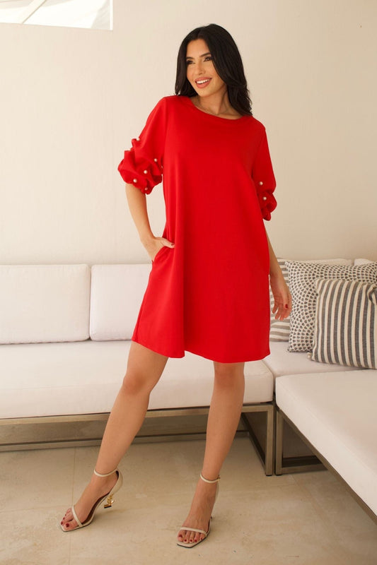 Feminine and bold – pearls and puff sleeves in perfect harmony.