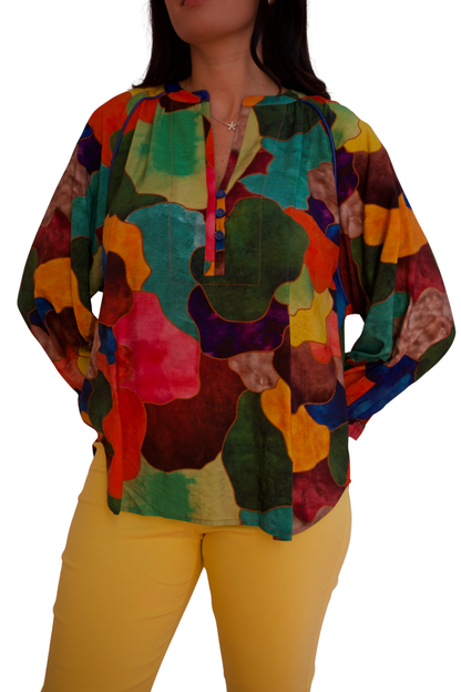 Blusa arrugada colorida con estampado de camuflaje pictórico