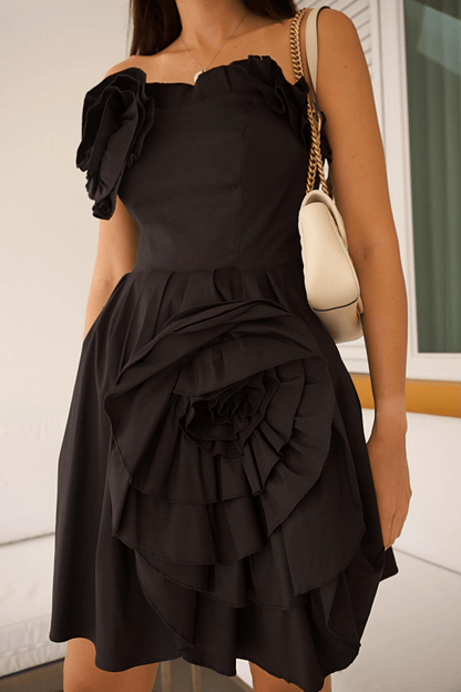 VESTIDO DE CÓCTEL NEGRO SIN TIRANTES CON VOLANTE Y DOS ROSAS DELANTERAS