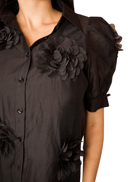 BLUSA NEGRA DE BOTONES CON APLICACIÓN DE FLORES