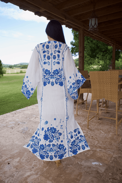 CAFTÁN DE LINO BLANCO CON DETALLES AZULES