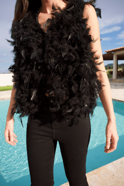 CONJUNTO DE CHALECO DE PLUMAS Y DENIM NEGRO CON PLUMAS