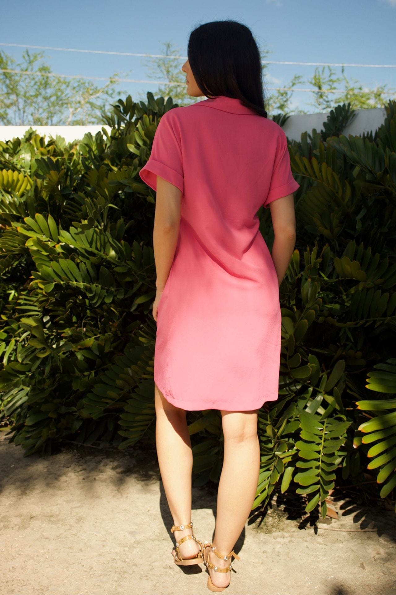 VESTIDO DE DÍA ROSA DE MUJER, RECTO, CON MANGAS CORTAS CON PUÑOS Y BOTONES PLATEADOS