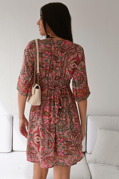 VESTIDO CORTO MANGA MEDIA CUELLO PICO ROSA ESTAMPADO COLORES VERDE, BURDEOS Y MOSTAZA