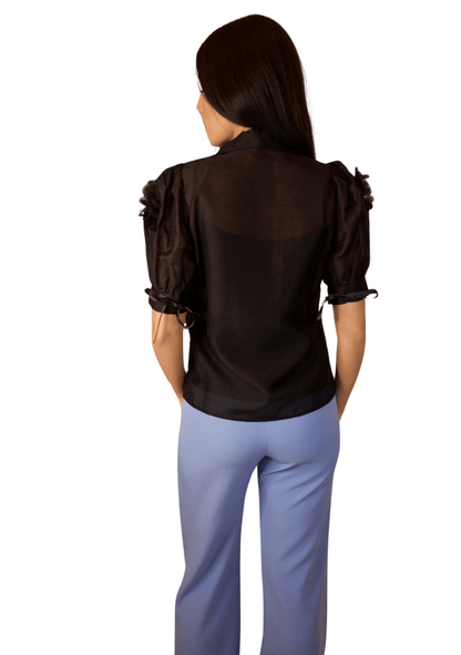BLUSA NEGRA DE BOTONES CON APLICACIÓN DE FLORES