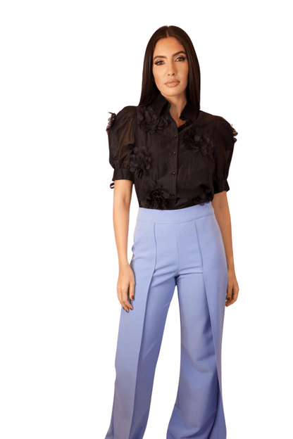 BLUSA NEGRA DE BOTONES CON APLICACIÓN DE FLORES