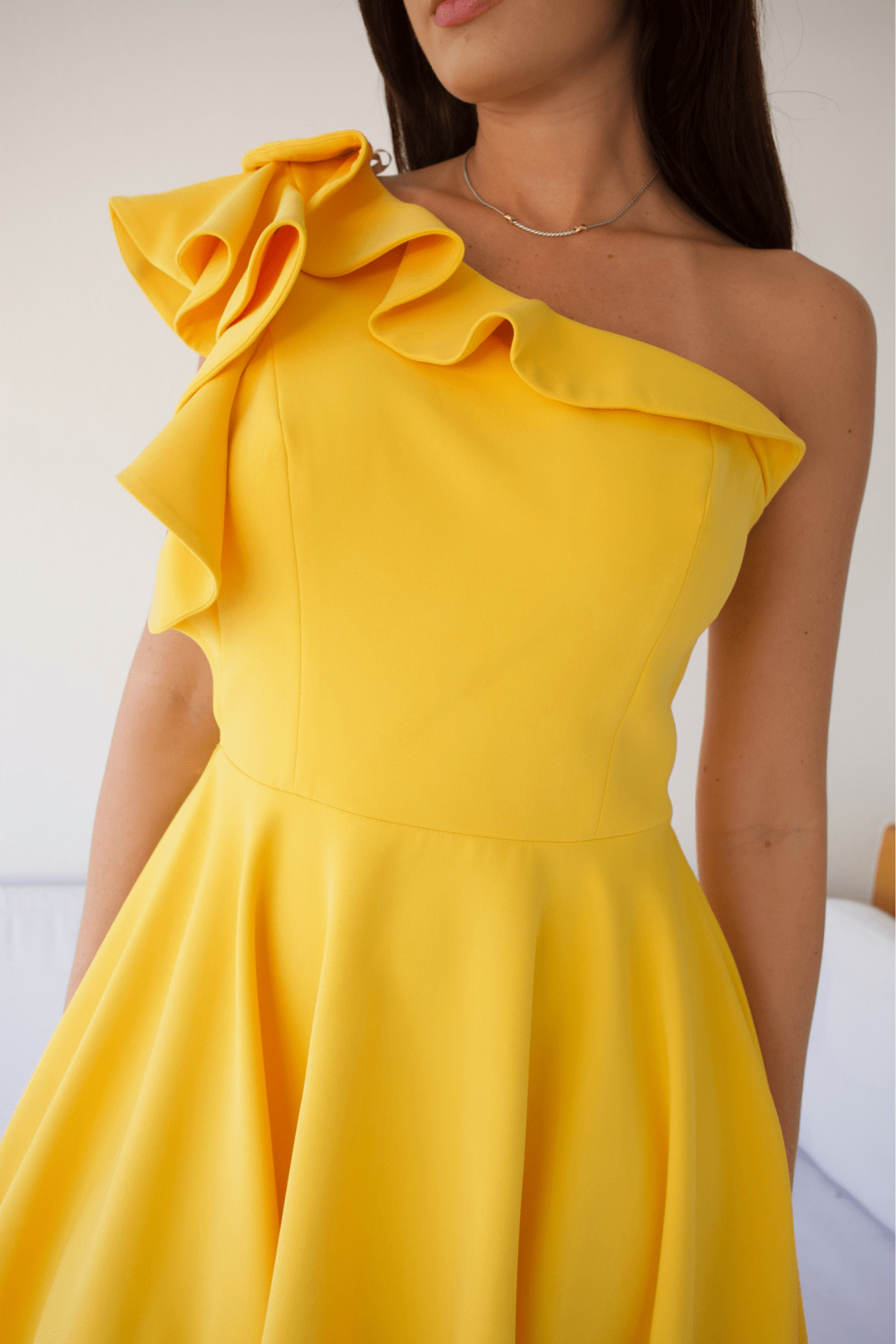 Details that dazzle! The ruffle accent and luxurious fabric make this yellow one-shoulder dress a standout for any event. ✨ Radiate confidence in every stitch.