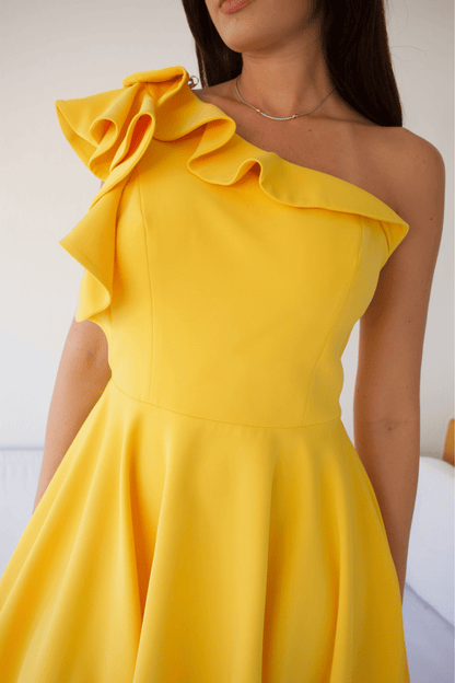 Details that dazzle! The ruffle accent and luxurious fabric make this yellow one-shoulder dress a standout for any event. ✨ Radiate confidence in every stitch.