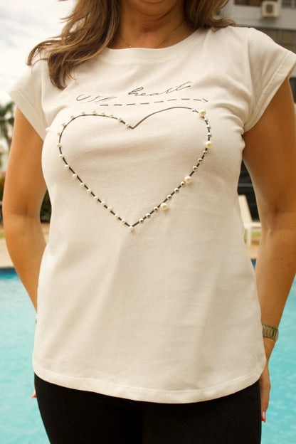 White short-sleeve tee with heart embellishment – casual and feminine everyday top